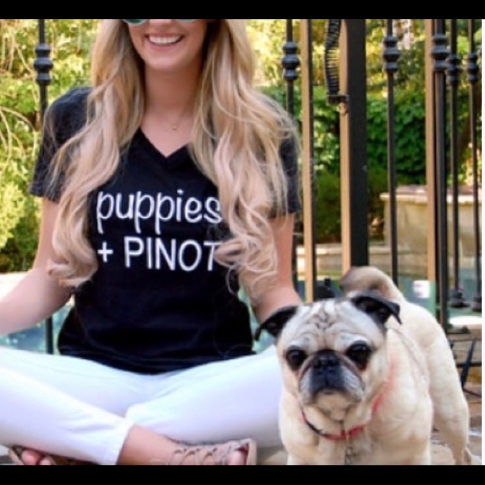 🐶 "𝗣𝗼𝗽𝗽𝗶𝗲𝘀 & 𝗣𝗶𝗻𝗼𝘁" 🍷(𝗚𝗿𝗲𝗴𝗴𝗶𝗼 𝗪𝗶𝗻𝗲)) V-Neck Tee - Picture 2 of 8